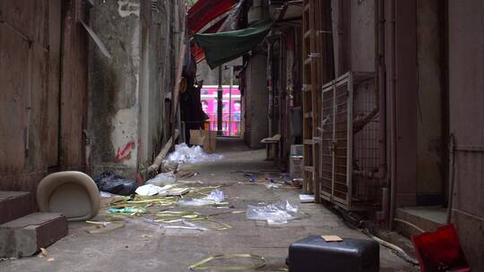 在香港的脏巷子里搬家视频素材模板下载