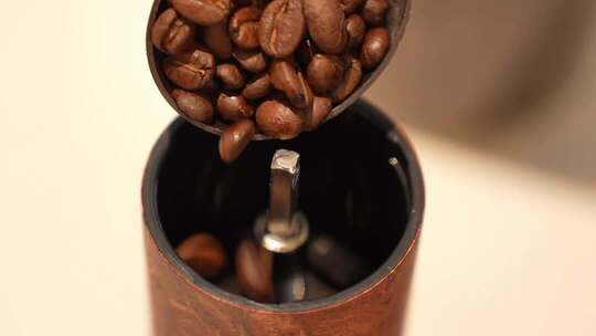 咖啡豆放入磨豆机