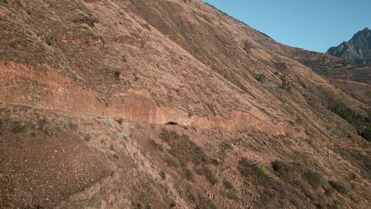 云南山区土石路上轿车