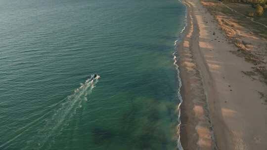 空中飞越海水中的快艇视频素材模板下载