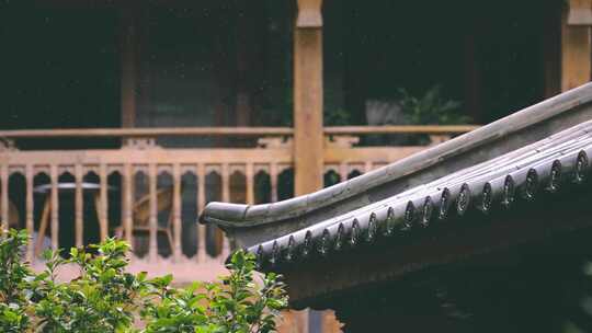 下雨天的中国古建筑屋檐