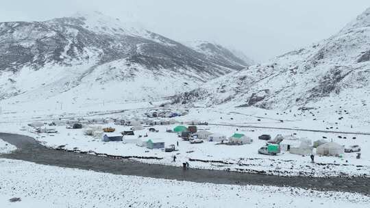 雪山下的雪地村落景象