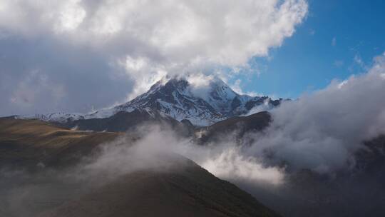 冬季巨大雪山视频素材模板下载