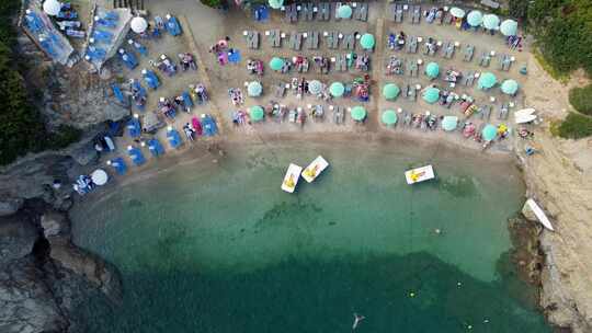 无人机在希腊克里特岛巴厘岛埃维塔湾海滩上