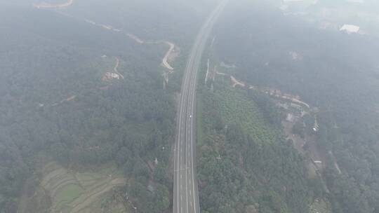 雨后高速公路雾天高速道路航拍雨天公路车辆