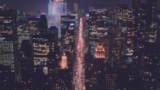 无人机航拍夜晚的曼哈顿纽约