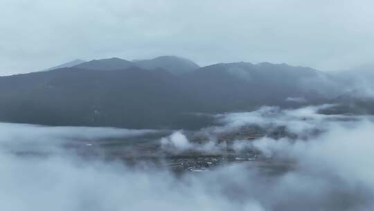 航拍人间仙境西藏高山林海云雾缭绕秋天风景