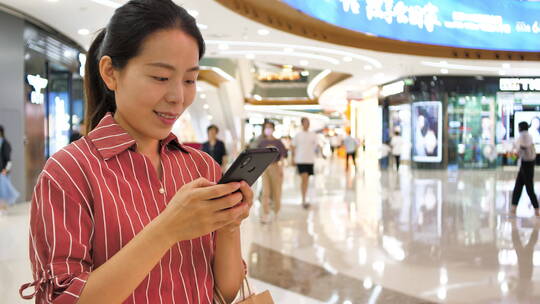 亚洲东方中国女性在商场内挑选衣服购物视频素材模板下载