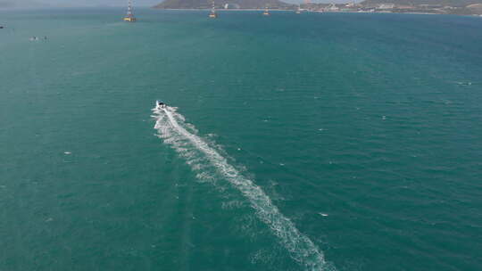 鸟瞰小型机动船船在海上快速旅行，客船船，商业沿海