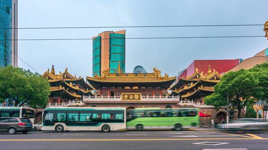上海静安寺正门城市中的寺庙延时摄影