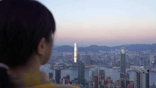 游客女性站在太平山山顶上看香港城市风景