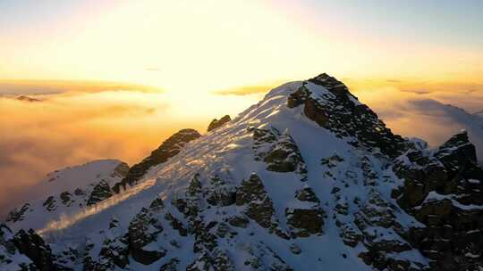 雪山日出日照金山航拍