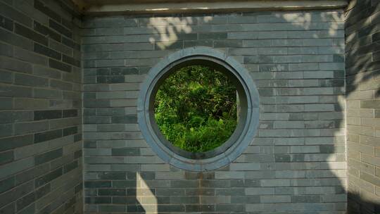 中式园林庭院穿过窗花窗口