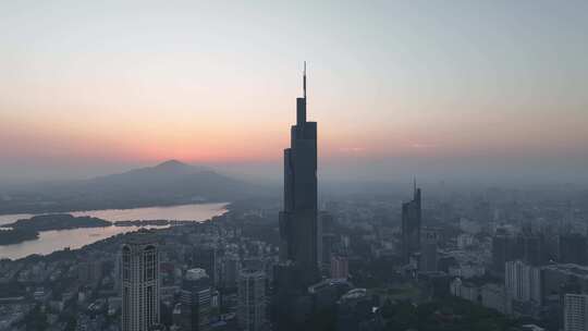 日出时分的江苏南京紫峰大厦玄武湖航拍