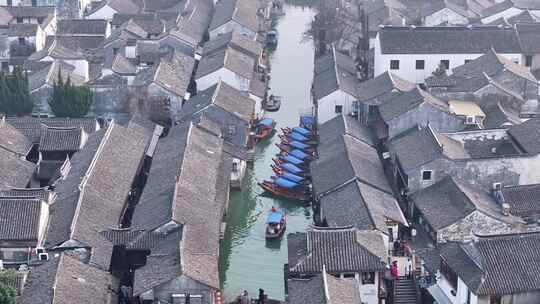 航拍江苏周庄古镇的水乡的乌篷船