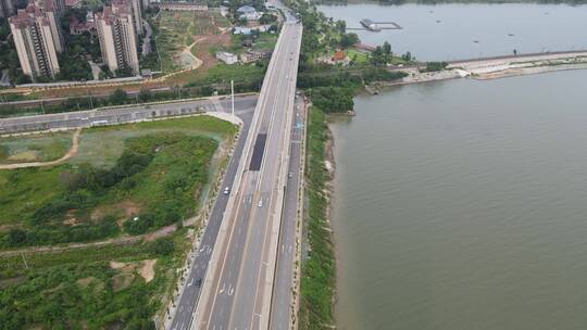 航拍湖南岳阳城市交通大道南湖公园