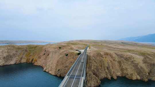 航拍海湾桥上行驶的车辆和道路