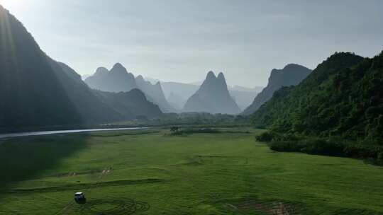 阳光下桂林山谷中的河流草地和露营基地