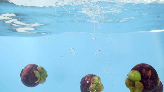 掉入水中的水果视频素材模板下载