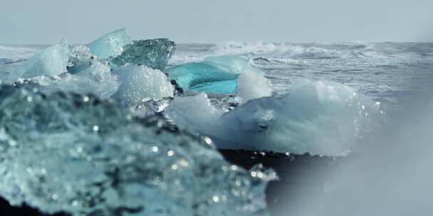 大块的碎冰躺在海边的海滩上