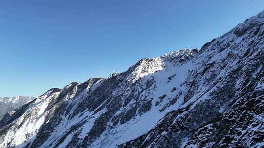 积雪覆盖的巍峨壮丽山脉全景