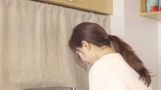 女人在厨房做饭视频素材模板下载