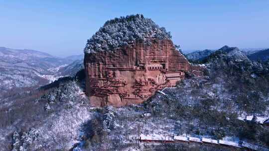 雪景天水麦积山石窟