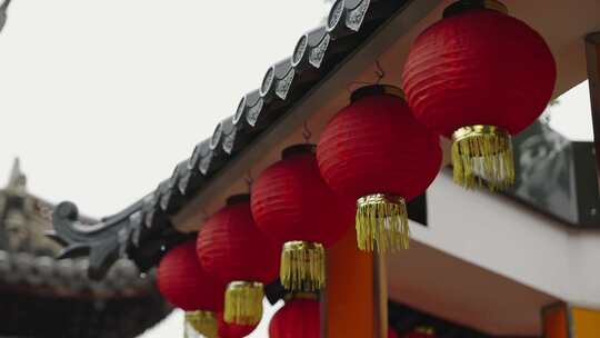 下雨天寺庙佛教灯笼红灯笼传统节日中国文化