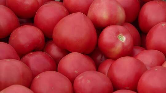 市场上一堆新鲜的西红柿