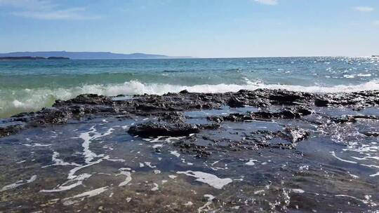 海浪击打着岩石