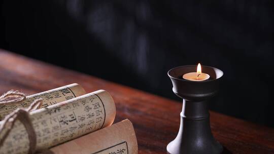古代书房书桌上燃烧的蜡烛和古书视频素材模板下载