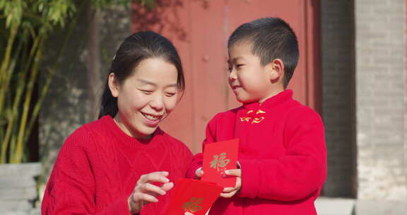 中国人母子家门口拜年新年快乐