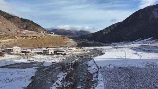 川西航拍雪后的上城子村雪景田园风光