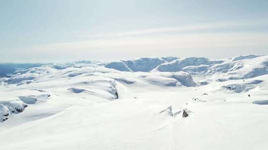 冬季白雪覆盖山峰山巅