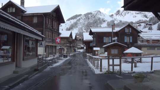 特写下着大雪的城镇与环景