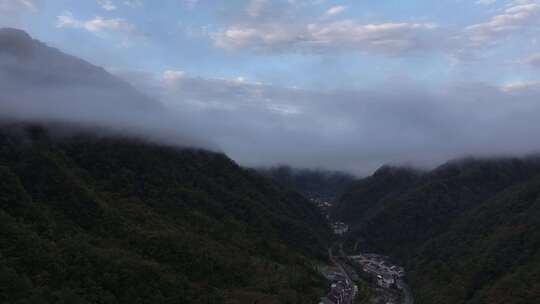 4K唯美航拍重庆清晨光雾山云海风景