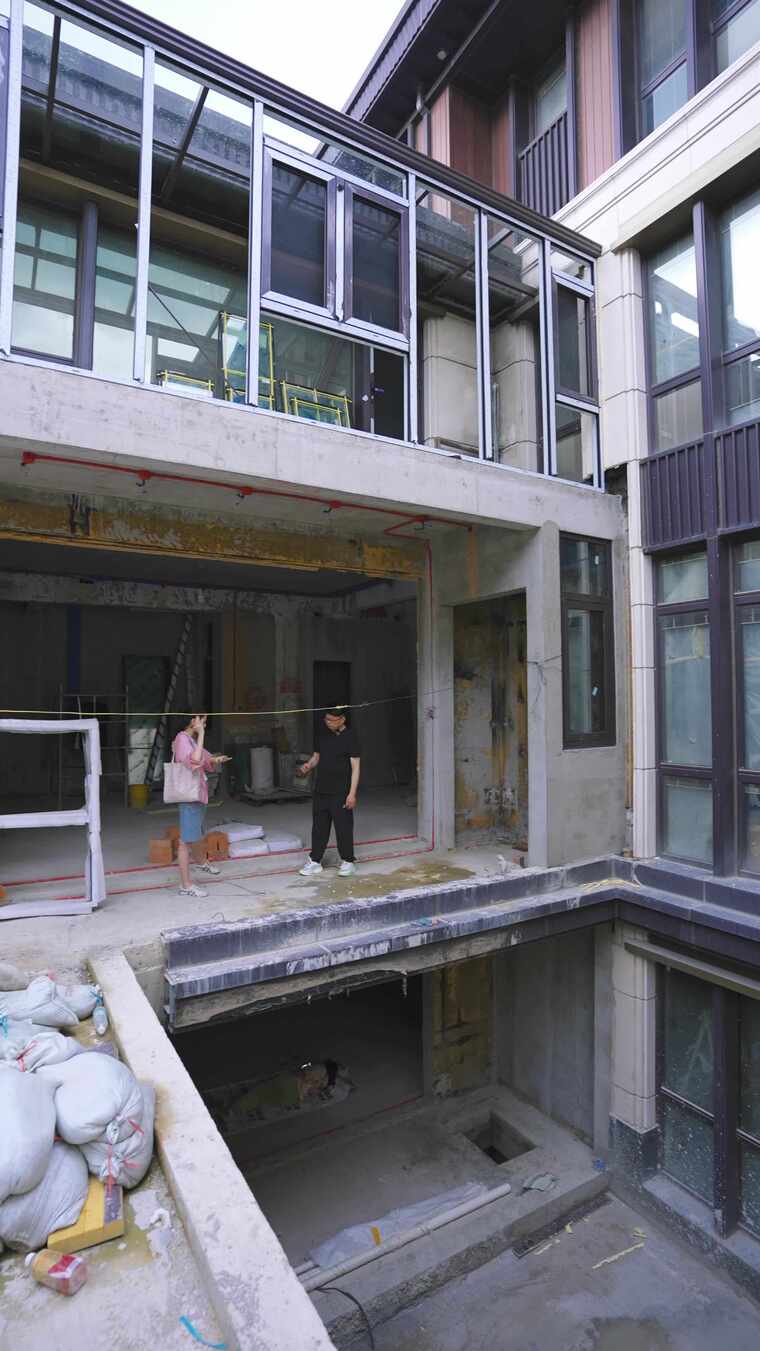 两人查看别墅装修施工现场