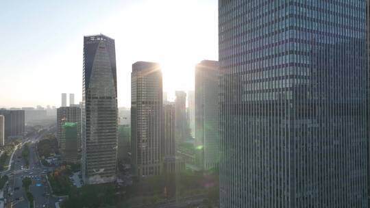 阳光穿过现代城市写字楼摩天大楼视频素材模板下载