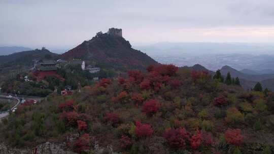 秋景红叶覆盖的山峦与建筑