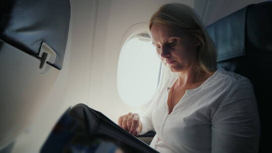 女人在飞机驾驶舱阅读杂志