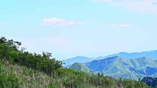 夏季蓝天白云绿色大山山顶全景风光