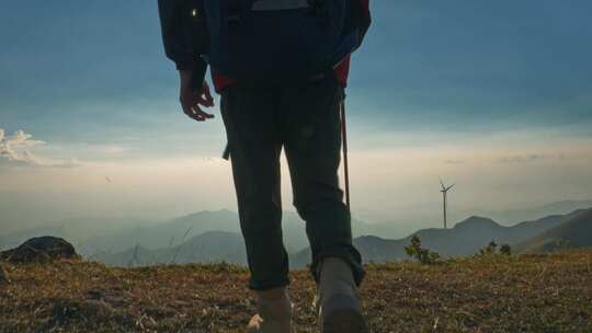 徒步登山脚步阳光特写