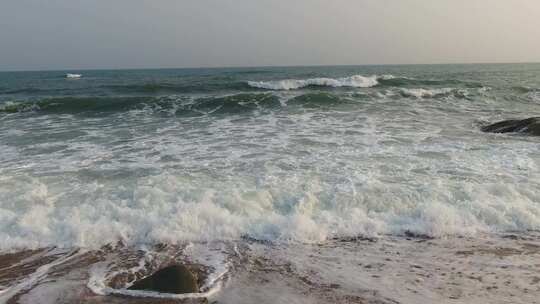 航拍沙滩上波涛汹涌的海浪