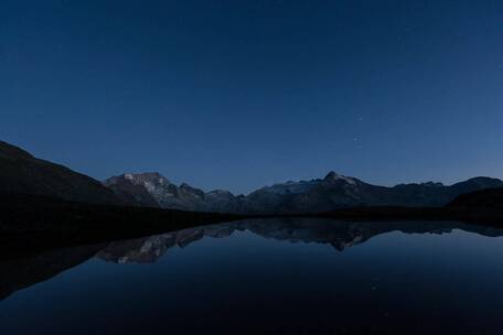 美丽的夜空与湖中的倒影延时摄影