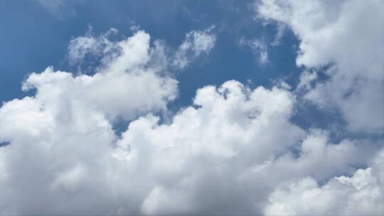 航拍天空中飘动的云朵视频素材模板下载