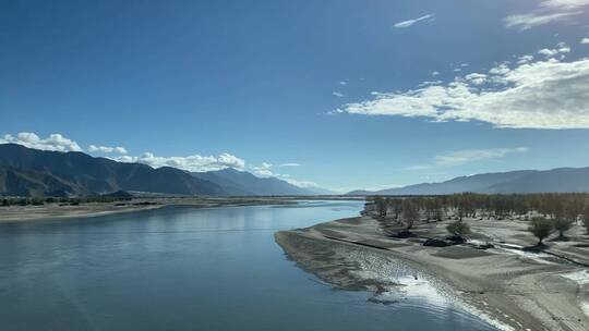 西藏行驶中的火车窗外湖泊景观