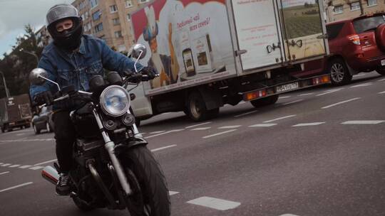 在路上骑摩托车的男子视频素材模板下载