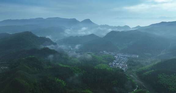 航拍清晨薄雾笼罩的台州山村