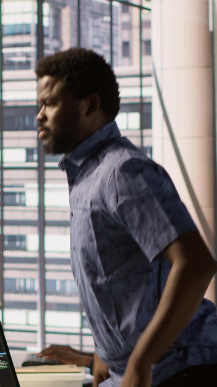 垂直视频疲劳的工人在使用AI一整天后放松