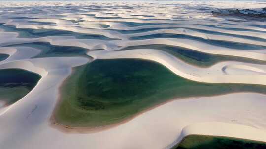 巴西标志性的雨水湖和沙丘。Lencois Maranhens巴西。